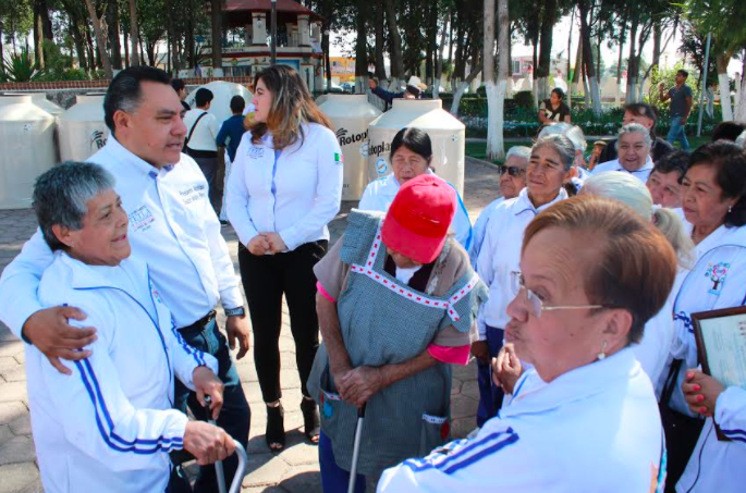 Entrega edil tinacos y aparatos ortopédicos en Tetla